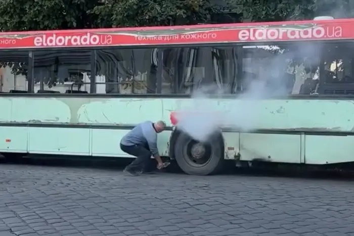 У Чернівцях під час руху спалахнула маршрутка