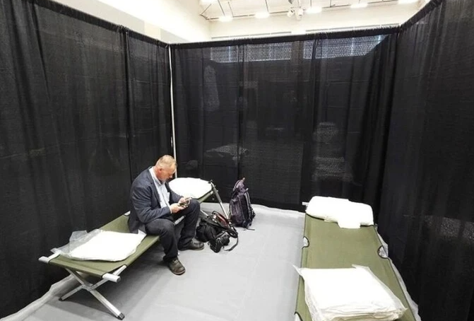 Котлети по-київськи та розкладачки: російські журналісти, які прибули на Аляску, скаржаться на «спартанські» умови (відео)