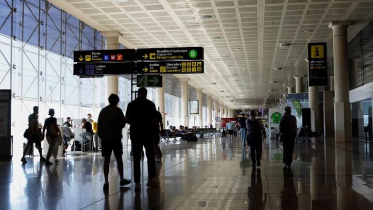 В Іспанії батьки залишили 10-річного сина в аеропорту, а самі вирушили у подорож