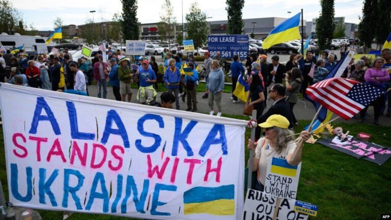 Аляска підтримує Україну: у місті Анкоридж відбувся мітинг перед зустріччю Трампа і Путіна (відео)
