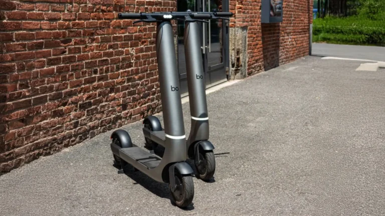 У Британії представили електросамокат, що швидший за більшість мотоциклів: 160 км/год на електротязі