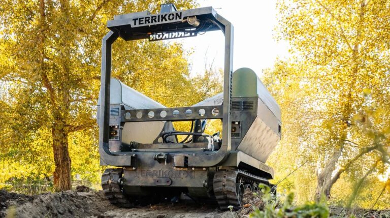 Українська IXIAN представила наземного робота з краном-маніпулятором для інженерних та логістичних задач