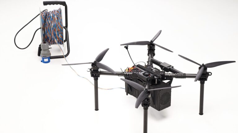 DevDroids представила дрон-ретранслятор “Рекрут” з дротовим живленням
