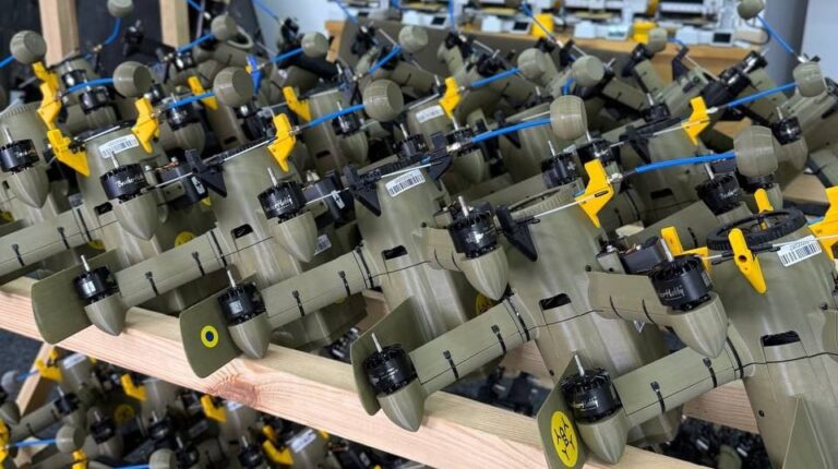 Велика Британія та Україна розпочнуть спільне виробництво дронів-перехоплювачів і плануючих бомб – Bloomberg