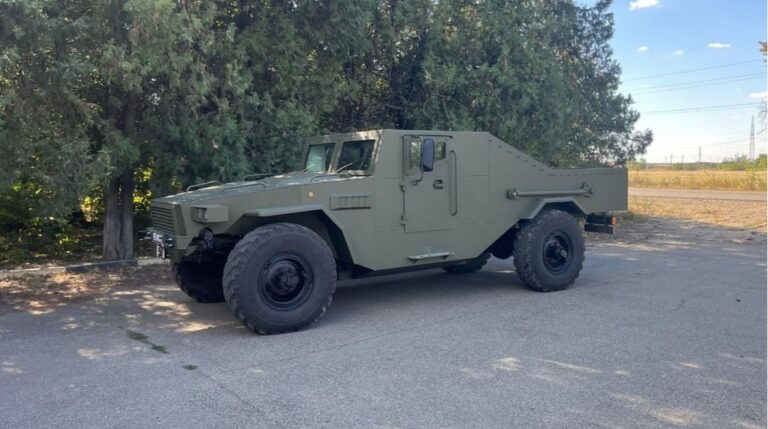 У росії показали новий броньований 6,5-тонний пікап “Легіонер”