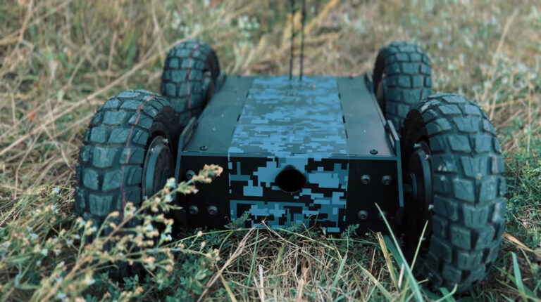 У США представили наземний FPV-безпілотник, здатний їздити догори дриґом