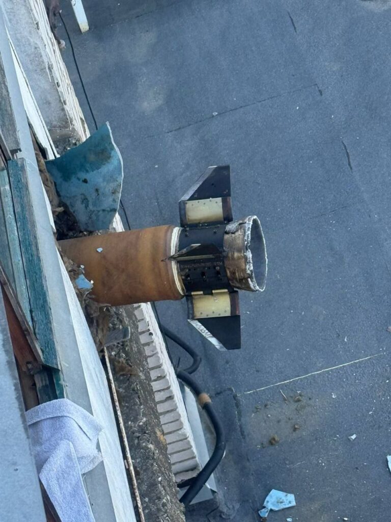 У Росії в житловому будинку застрягла частина ракети (фото)