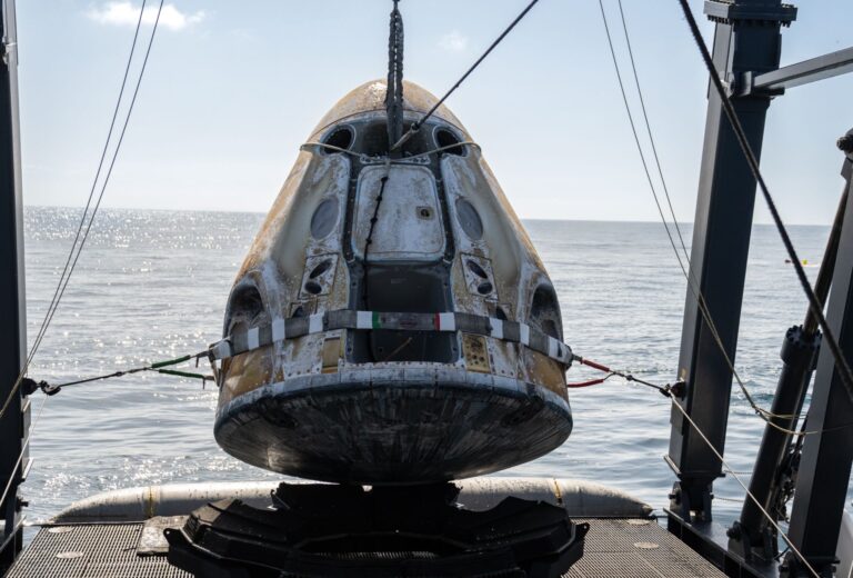 Перший політ над полюсами: космічні туристи повернулися на Землю