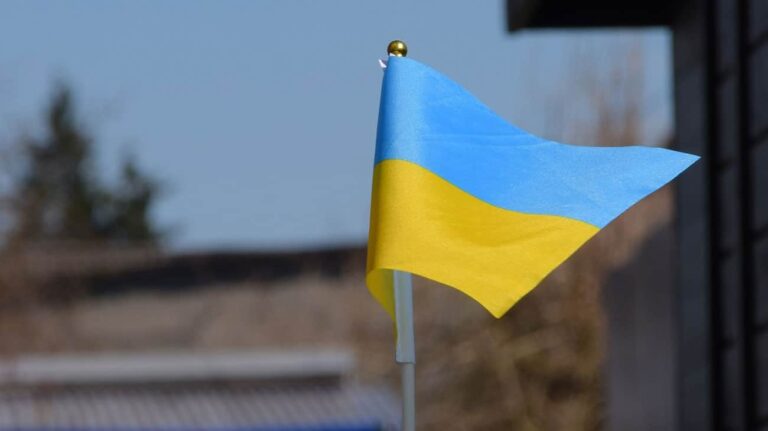 У Чехії напали на хлопця з українським прапором під час мітингу правих партій