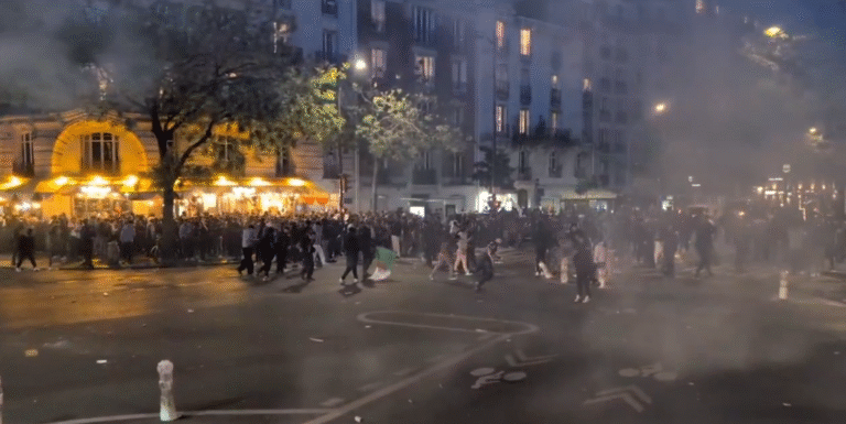 У Парижі авто на швидкості в’їхало у натовп (ВІДЕО)