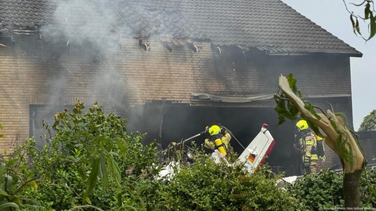 У Німеччині літак впав на житловий будинок: є загиблі