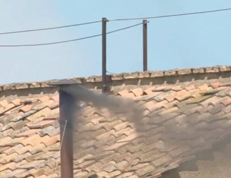 Знову пішов чорний дим з труби у Ватикані: Папу Римського досі не обрали, кардинали готуються до нового голосування