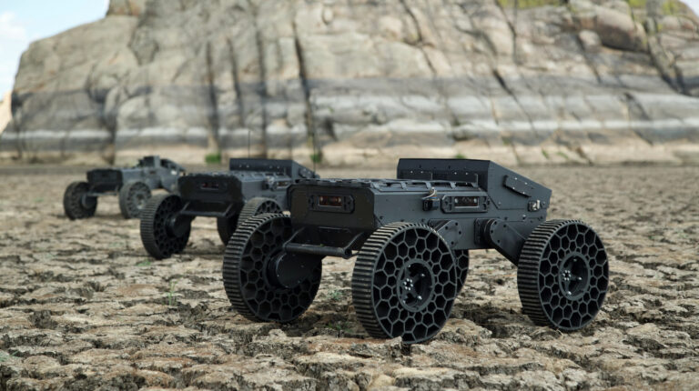 Американська Swarmbotics AI розробила наземний дрон із ройовим режимом для знищення танків