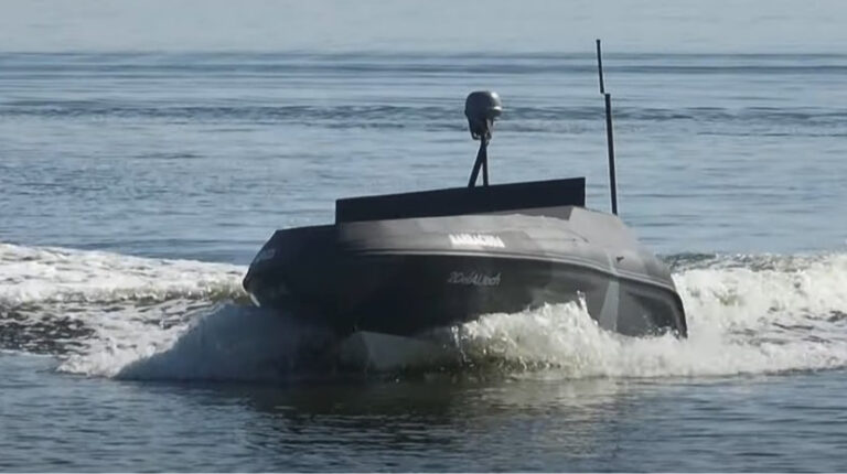 Український катер-дрон Barracuda знищив російську логістичну базу на березі Дніпра