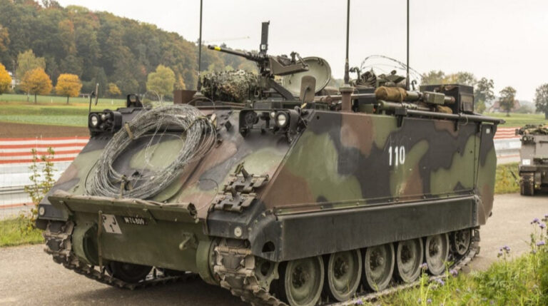 Бронетехніка, ракети та зимові речі – Канада передала новий пакет допомоги Україні