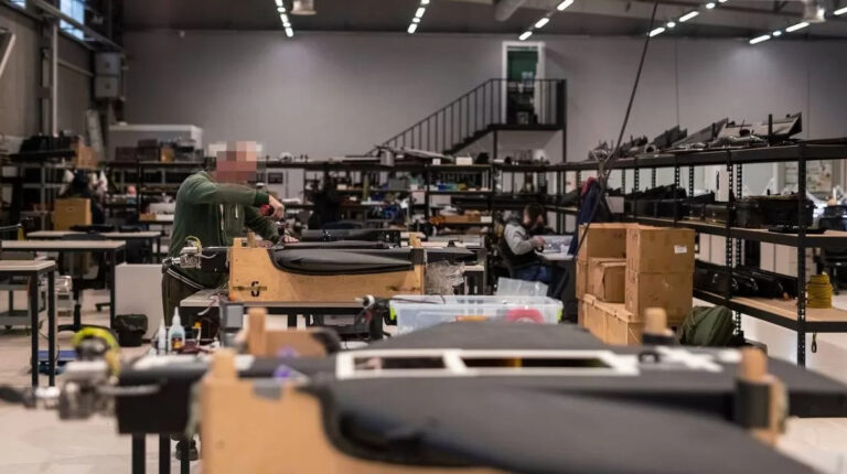 Українські оборонні підприємства масово втрачають спеціалістів через еміграцію та мобілізацію