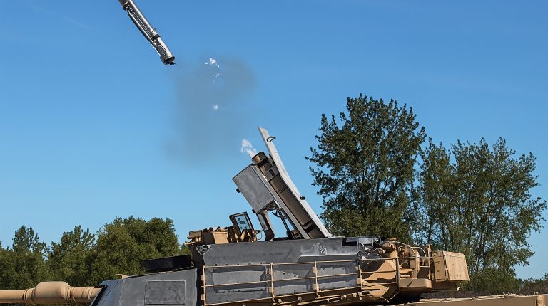 США показали систему для запуску ударних дронів Switchblade із танків Abrams