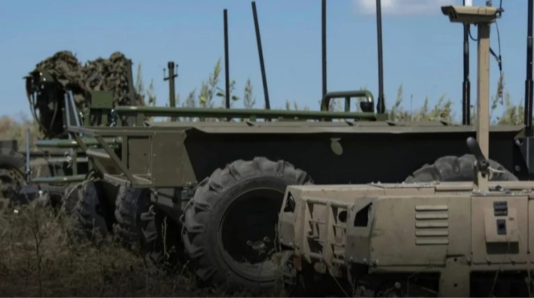 Сили оборони показали, як наземний робот евакуює інший НРК та пошкоджений дрон “Вампір”