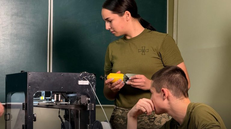 Курсанти вчаться виготовляти боєприпаси та запчастини до БПЛА на 3D-принтерах – МОУ