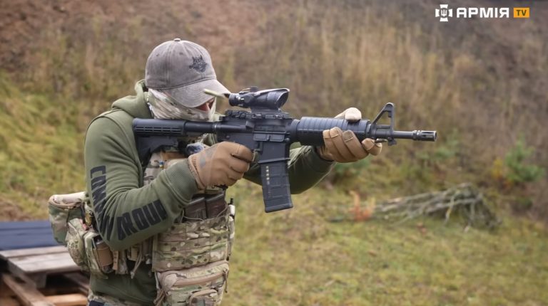 Військові показали американську гвинтівку M4 Commando, якою користуються ССО