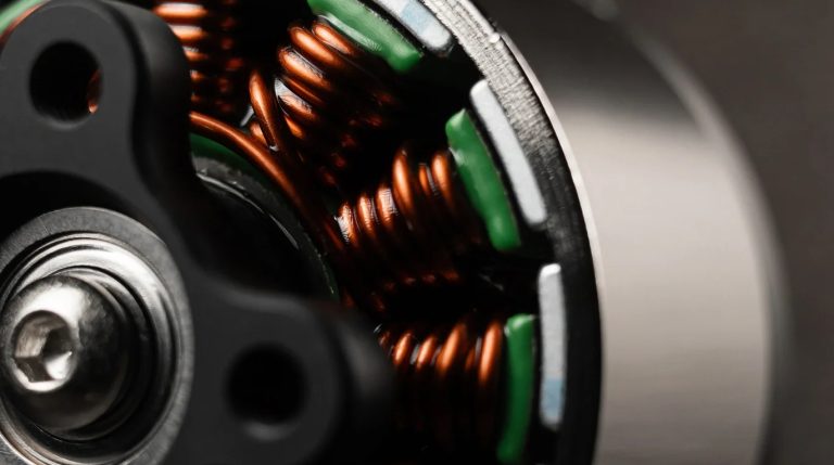 Міністр Федоров показав українські мотори, які розганяють перехоплювачі до 400 км/год