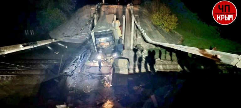 У Криму міст впав на колію
