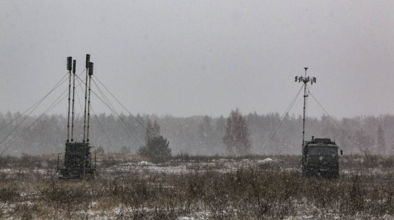 Українські артилеристи знищили рідкісний ворожий комплекс РЕБ “Житель”