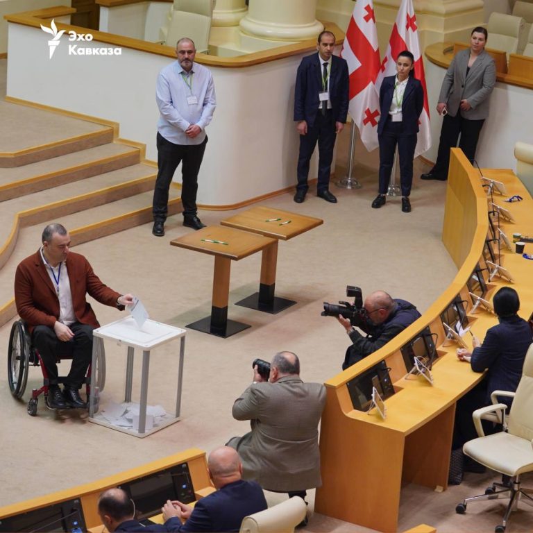 Президентські вибори в Грузії: опозиція не визнає легітимності, на пост лише один кандидат, під парламентом протестують