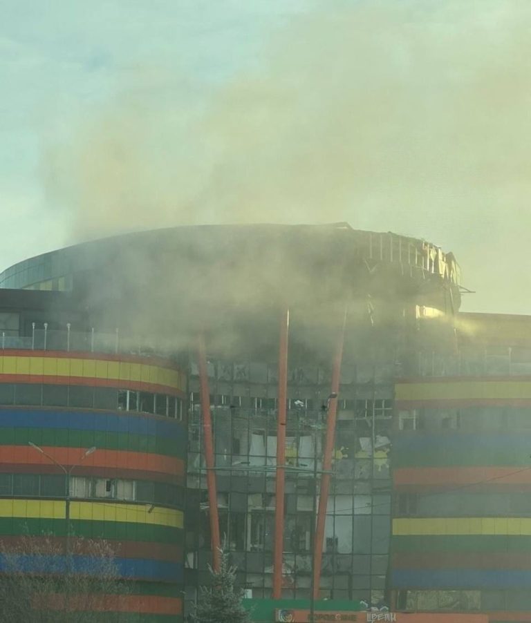 У Владикавказі на Росії вибухнув торговий центр: місцева влада заявила про атаку БпЛА (відео)