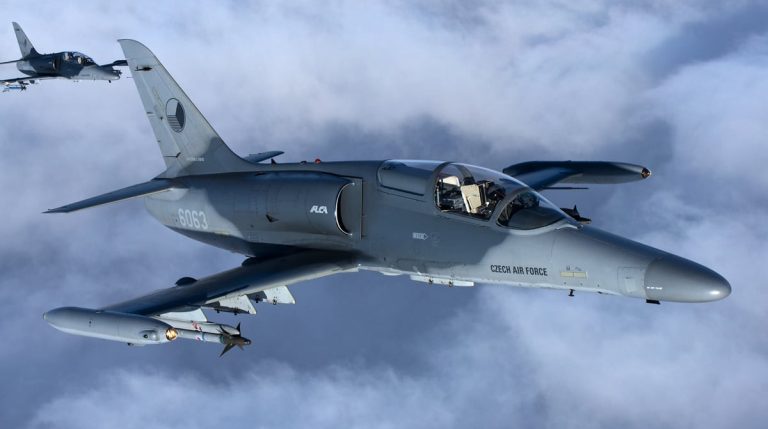 Чеська армія готова виділити чотири літаки L-159 для України