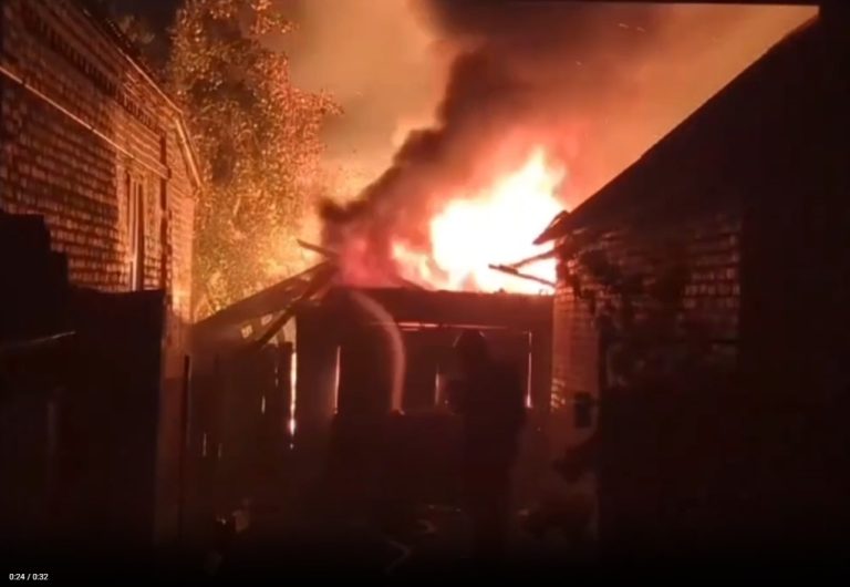 У російському Пролєтарську тиждень палають цистерни, а сьогодні вогонь перекинувся на житлові будинки (відео)