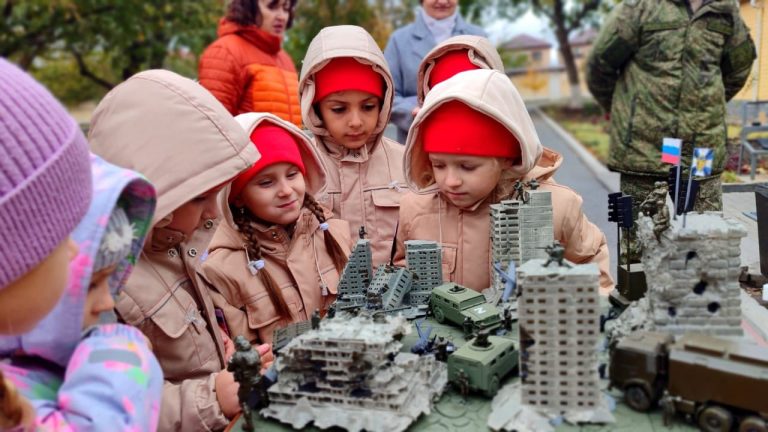 В російському Ростові дітям подарували макет зруйнованого Бахмута