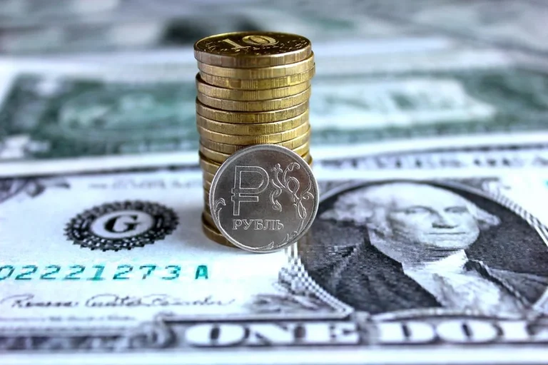 В Росії різко обвалився курс рубля: що відомо