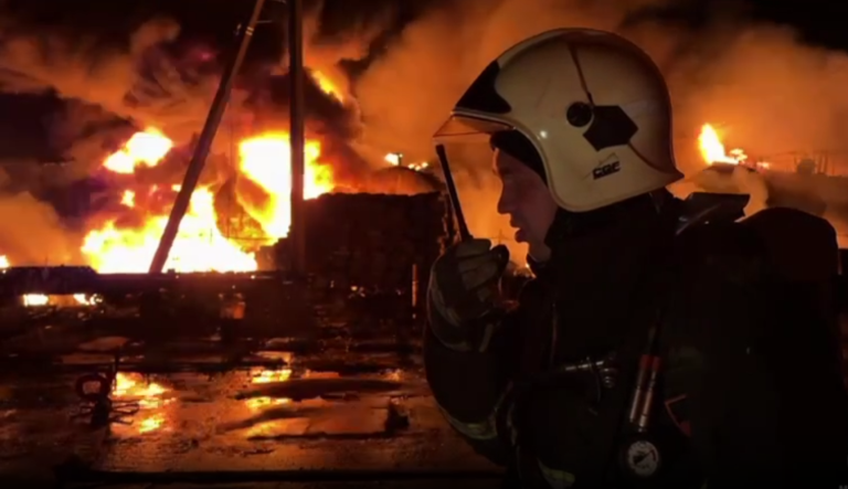 На Росії загорілась ще одна нафтобаза