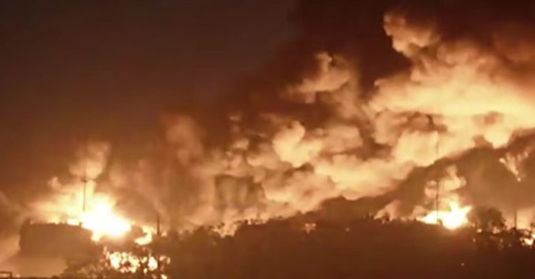 У Росії вже третю добу не можуть загасити пожежу на нафтобазі