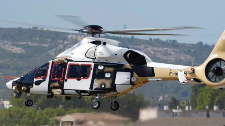 Французький флот випробував новий гелікоптер Airbus біля військового корабля