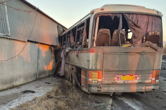 Росіяни вдарили по автобусу з шахтарями – більше десятка жертв (оновлено)