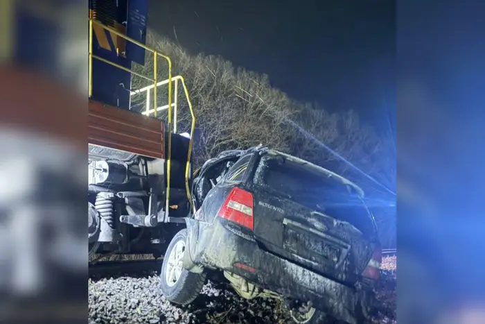На Буковині тепловоз розчавив автомобіль: є загиблий