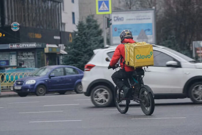 Масовий збій у Glovo: сервіс списав тисячі гривень «чайових» з карток клієнтів