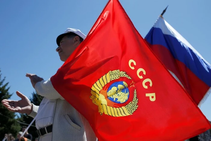 На Дніпропетровщині суд виправдав чоловіка, який розгулював із комуністичним прапором