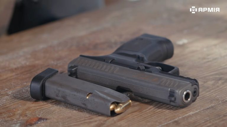 Військові розповіли про переваги сучасного пістолета “Форт-20” над класичним VZ-82