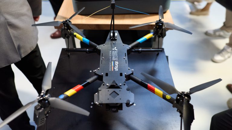 Зеленському передали перший український дрон “Лінза 3.0”, вироблений в Німеччині