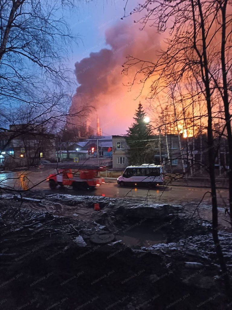 Під Москвою після атаки дронів спалахнула пожежа на Шатурській ДРЕС (відео)