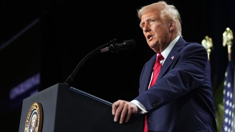 Складна проблема: Трамп відреагував на нещодавній корупційний скандал в Україні