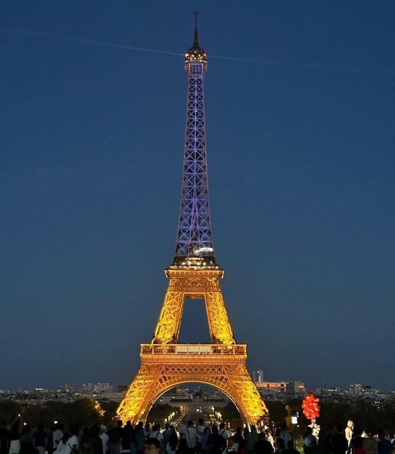 Ейфелева вежа до Дня Незалежності України засяяла жовто-синіми кольорами (фото)