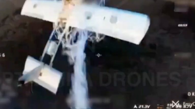 Спіймали “Молнию”: український дрон із сіткометом збив російський ударний БПЛА