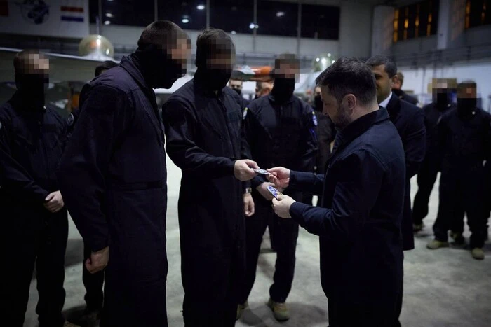 Зеленський зустрівся з українськими пілотами, які навчаються на F-16 у Румунії