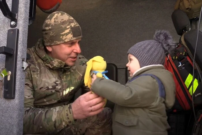 «Життя заборгувало йому». Військкор показав щемливу евакуацію хлопчика з Дружківки