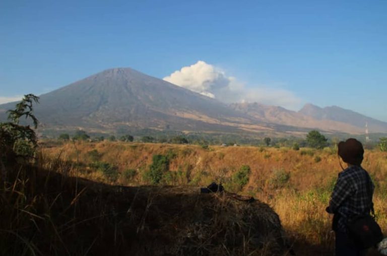 В Індонезії туристка з Бразилії впала у кратер вулкана: Тривають пошуки