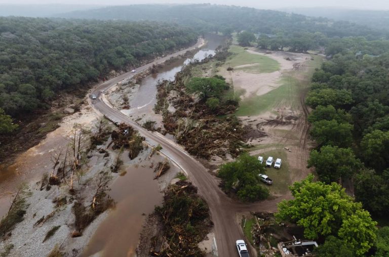 Понад 50 загиблих внаслідок раптової повені у Техасі, серед жертв — діти з літнього табору